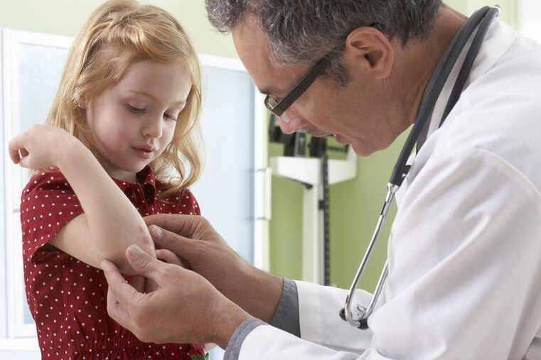 Arzt untersucht ein Kind mit Psoriasis