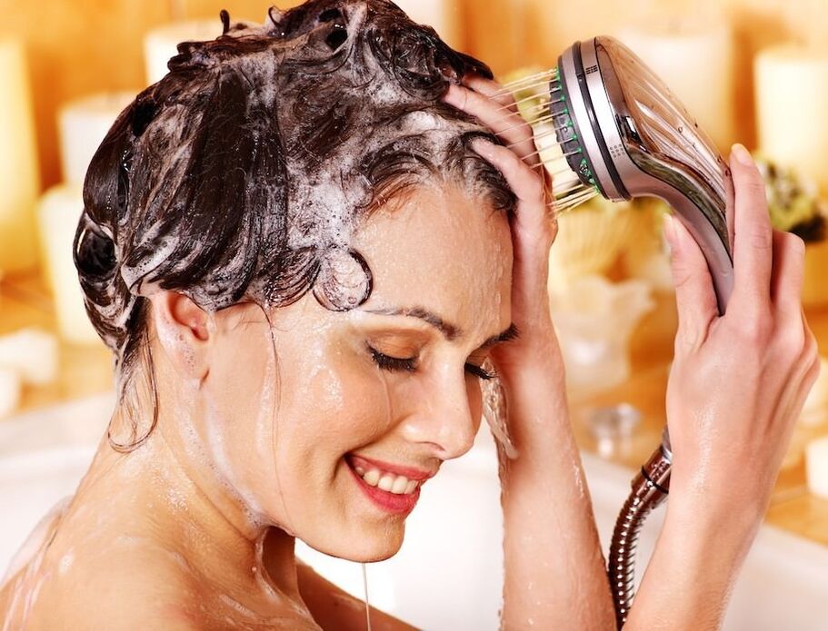 Bei Psoriasis der Kopfhaut muss mit einem medizinischen Shampoo gewaschen werden