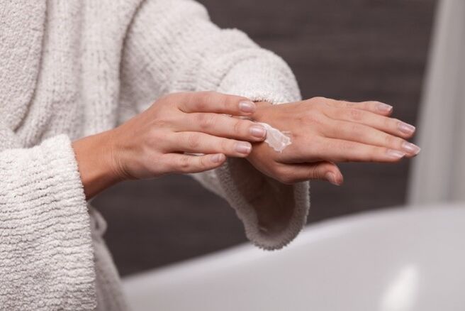Behandlung von Psoriasis an den Händen mit Salbe